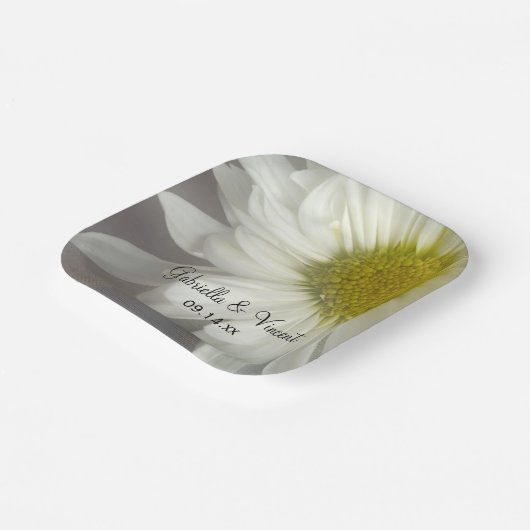 Soft White Daisy on Grey Wedding Papieren Bordje (Gebogen)