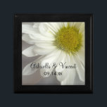 Soft White Daisy Wedding Cadeaudoosje<br><div class="desc">Pas de Soft White Daisy Wedding Gift Box aan met de persoonlijke namen van de bruid- en groom- en huwelijksceremonie-datum om een gepersonaliseerd cadeautje voor de nieuwigheden te creëer. Deze prachtige, op maat gemaakte botanische bruiloft-cadeaudoos is voorzien van een florale foto van meerdere blootgestelde beelden van een witte dagbloesem met...</div>