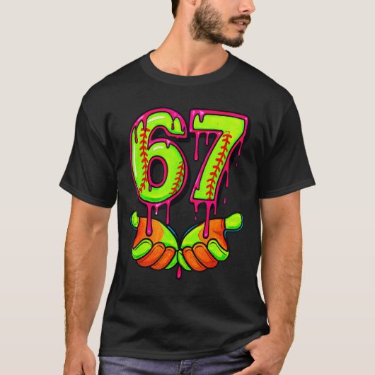 Softball 67 Six Seven Funny Gen Alpha Meme Drip Te T-shirt (Voorkant)