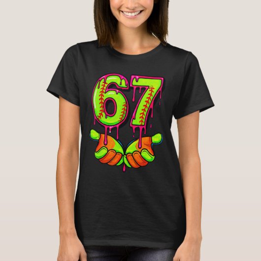 Softball 67 Six Seven Funny Gen Alpha Meme Drip Te T-shirt (Voorkant)