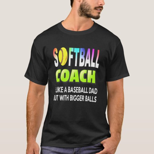 Softball-coach als honkbalcoach maar met groot t-shirt (Voorkant)