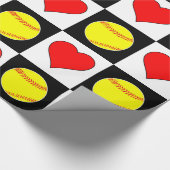 Softball & Hearts Cute Checker Pattern Fastpitch Cadeaupapier (Hoek)