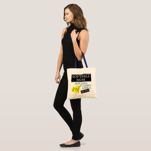 SOFTBALL MOM: ZOALS EEN BOSS TOTE BAG (Voorkant (model))