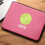 Softball Persoonlijk meisje Laptop Sleeve<br><div class="desc">Speciaal ontwerp van de meisjessoftball fan.</div>