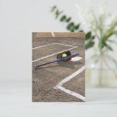 Softball, softballhandschoen en knuppel thuis bord briefkaart (Staand voorkant)