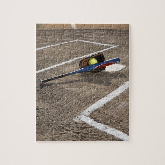 Softball, softballhandschoen en knuppel thuis bord legpuzzel (Verticaal)
