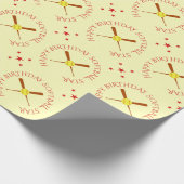 Softball-verjaardag aangepast rood tekstcrème cadeaupapier (Hoek)