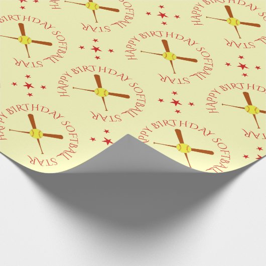 Softball-verjaardag aangepast rood tekstcrème cadeaupapier (Hoek)