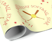 Softball-verjaardag aangepast rood tekstcrème cadeaupapier (Rol Hoek)