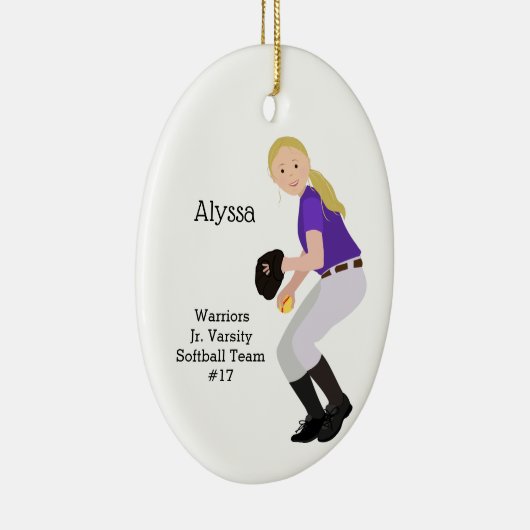 Softball Vrouw Blonde Paars & White Keramisch Ornament (Rechts)