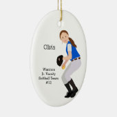 Softball Vrouw Brunette Blue & White Keramisch Ornament (Rechts)