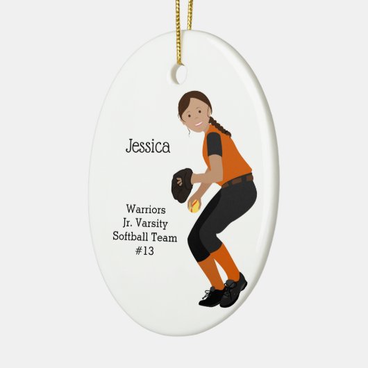 Softball Vrouw Donkere haarzwart & Oranje Keramisch Ornament (Links)