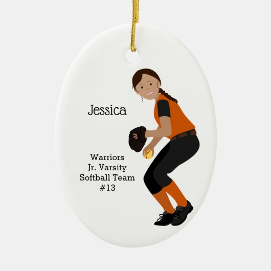 Softball Vrouw Donkere haarzwart & Oranje Keramisch Ornament (Voorkant)