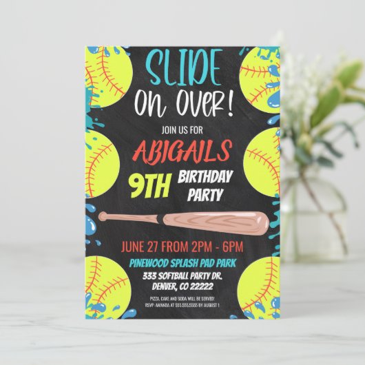 Softball Waterslide Verjaardagsfeestuitnodiging Kaart (Staand voorkant)