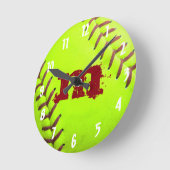Softball Yellow Fast Monogram Initiaal Wall Clock Ronde Klok (Hoek)