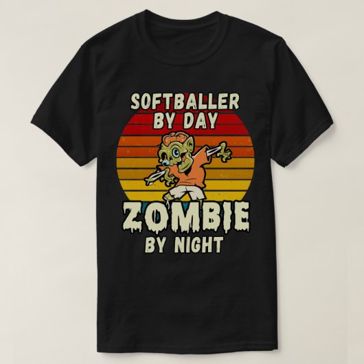 SOFTBALLER PER DAG ZOMBIE PER NACHT HALLOEEN ONTWE T-SHIRT (Design voorkant)