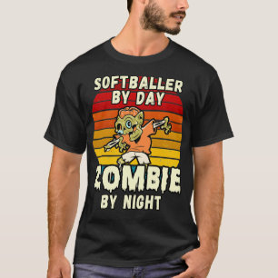 SOFTBALLER PER DAG ZOMBIE PER NACHT HALLOEEN ONTWE T-SHIRT