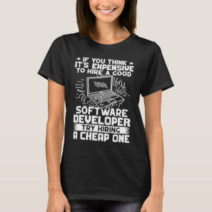 Software Developer probeert een goedkope versie te T-shirt