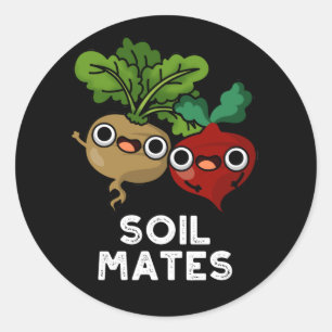 Soil Mates Funny Beet Root Pun Dark BG Ronde Sticker