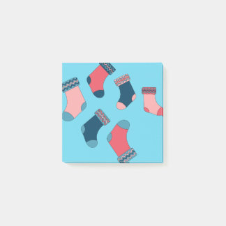 Sokken voor kerstinslag op blauwe achtergrond post-it® notes