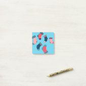 Sokken voor kerstinslag op blauwe achtergrond post-it® notes (Op bureau)