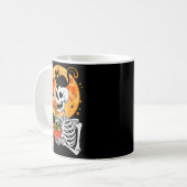 Soky Skeleton Eating Ramen Bowl With Cat Halloween Koffiemok (Voorkant links)