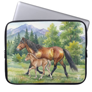 Sola IJslands paard en veulen in bergweide Laptop Sleeve