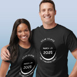 Solar Eclipse 2025 gepersonaliseerd T-shirt<br><div class="desc">Vier de Partiële Zonsverduistering op 29 maart 2025 met dit gepersonaliseerde T-shirt. Wijzig de familienaam en de tekst die u wilt aanpassen.</div>
