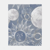 Solar Mystique | Dusty Blue Silver Moon Stars Sun Fleece Deken (Voorkant)