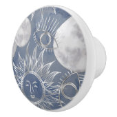 Solar Mystique | Dusty Blue Silver Moon Stars Sun Keramische Knop (Rechts)