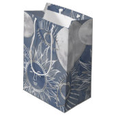 Solar Mystique | Dusty Blue Silver Moon Stars Sun Medium Cadeauzakje (Achterkant Gekanteld)