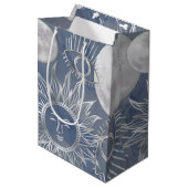 Solar Mystique | Dusty Blue Silver Moon Stars Sun Medium Cadeauzakje (Voorkant Gekanteld)