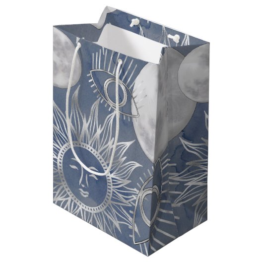 Solar Mystique | Dusty Blue Silver Moon Stars Sun Medium Cadeauzakje (Voorkant Gekanteld)