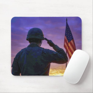Soldaat die Amerikaanse vlag groet bij zonsopgang Muismat
