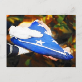 Soldaat die de Amerikaanse vlag ontvangt Briefkaart