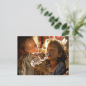 Soldaat: Een vluchtelingenkind helpen Briefkaart (Staand voorkant)