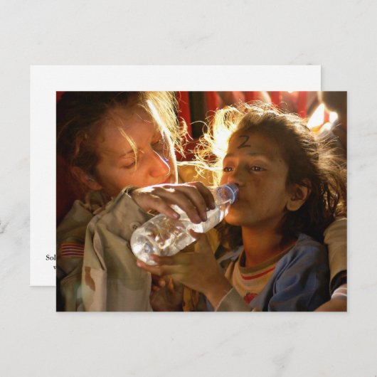 Soldaat: Een vluchtelingenkind helpen Briefkaart (Voorkant / Achterkant)