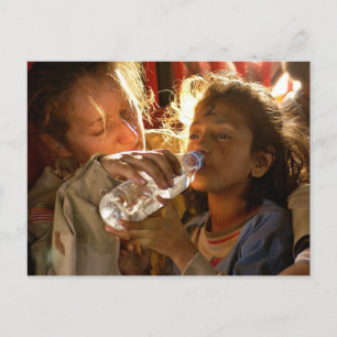 Soldaat: Een vluchtelingenkind helpen Briefkaart