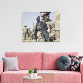 Soldaat gewapend met een MK-48 Canvas Afdruk (Insitu (Woonkamer))