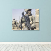 Soldaat gewapend met een MK-48 Canvas Afdruk (Insitu (Houten vloer))