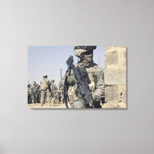Soldaat gewapend met een MK-48 Canvas Afdruk