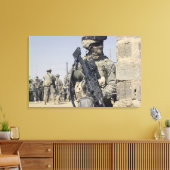 Soldaat gewapend met een MK-48 Canvas Afdruk (Insitu (Woonkamer))