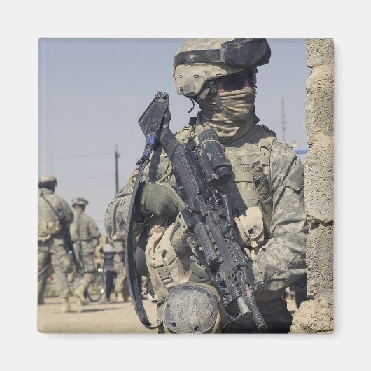 Soldaat gewapend met een MK-48 Magneet (Voorkant)