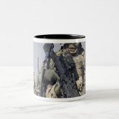 Soldaat gewapend met een MK-48 Tweekleurige Koffiemok (Center)