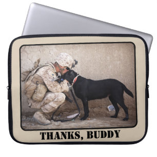 Soldaat in camouflage met zijn militaire hond laptop sleeve