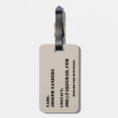 Soldaat in de woestijn camouflage met zijn militai bagagelabel (Achterkant verticaal)