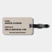 Soldaat in de woestijn camouflage met zijn militai bagagelabel (Achterkant horizontaal)