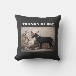 Soldaat in Fatigues met zijn militaire hond Kussen