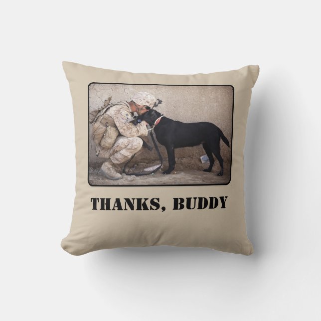 Soldaat in Fatigues met zijn militaire hond Kussen (Voorkant)