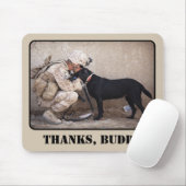 Soldaat in Fatigues met zijn militaire hond Muismat (Met muis)